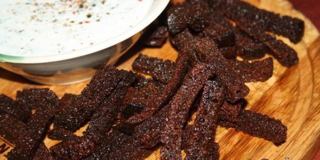 Рецепт бородинских сухариков со сметанно-кефирным соусом с чесноком