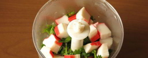 Шаг 2: крабовых сухариков