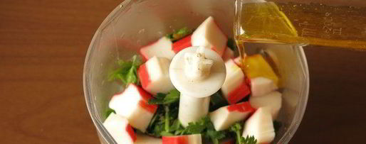 Шаг 3: крабовых сухариков