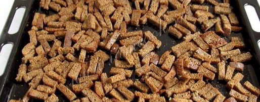 Шаг 5: ржаных сухариков с чесноком