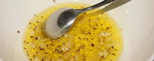 Шаг 2: сухариков белых и черные