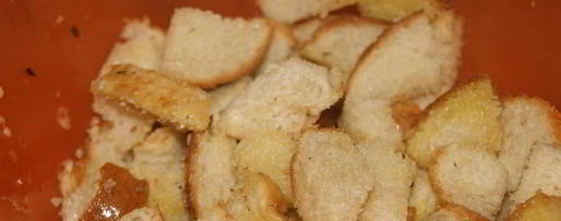 Шаг 3: сухариков белых и черные