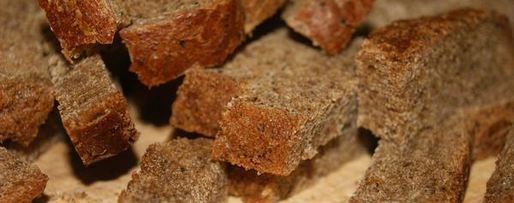 Шаг 4: сухариков белых и черные