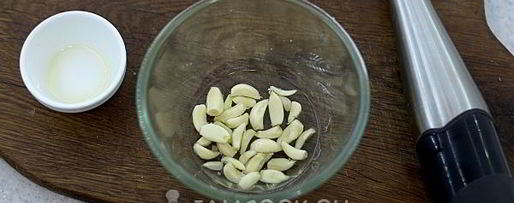 Шаг 2: сухариков чесночных