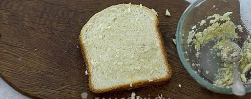 Шаг 4: сухариков чесночных