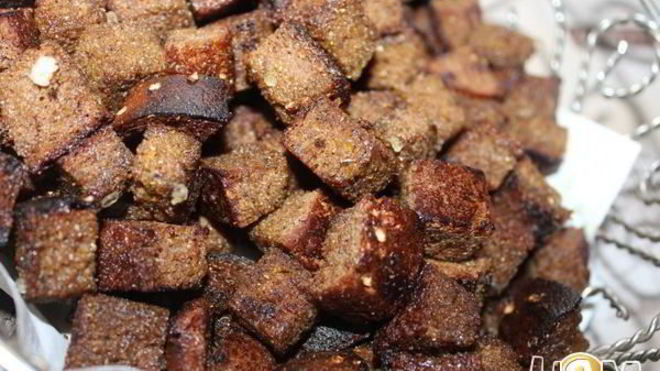 Рецепт Сухариков из черного хлеба со специями и базиликом