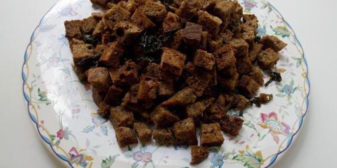 Рецепт сухариков из черного хлеба со специями и базиликом