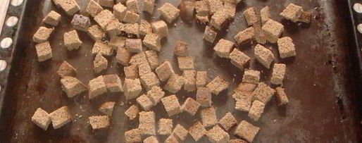 Шаг 4: сухариков из черного хлеба со специями и базиликом