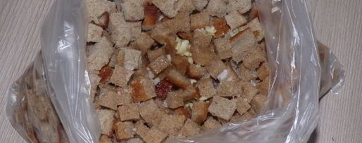 Шаг 2: сухариков из хлеба с чесноком