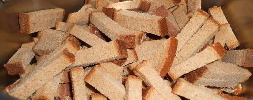 Шаг 1: сухариков ржаных с чесноком