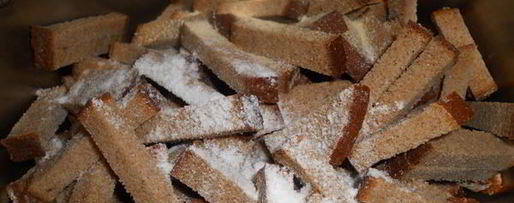 Шаг 2: сухариков ржаных с чесноком