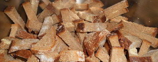 Шаг 3: сухариков ржаных с чесноком