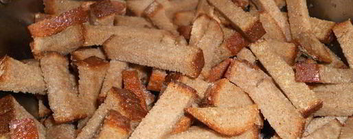 Шаг 4: сухариков ржаных с чесноком