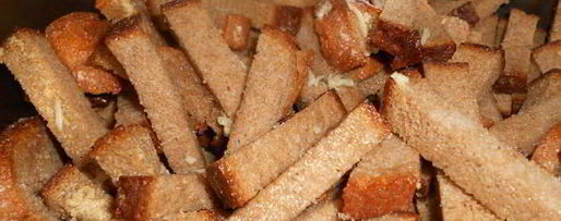 Шаг 5: сухариков ржаных с чесноком