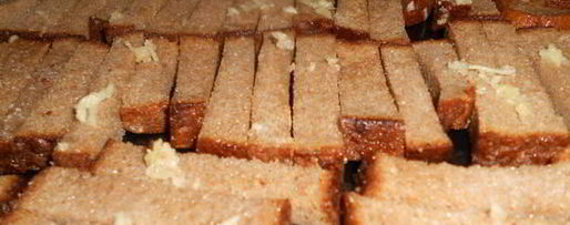 Шаг 6: сухариков ржаных с чесноком