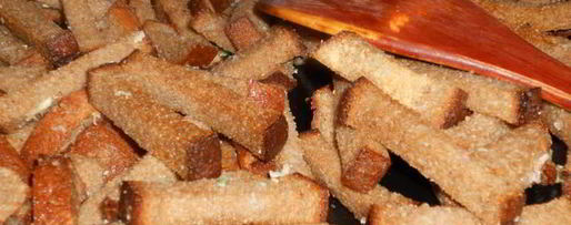 Шаг 7: сухариков ржаных с чесноком