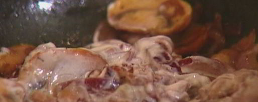 Шаг 8: сухариков с грибной начинкой, сыром и зеленью