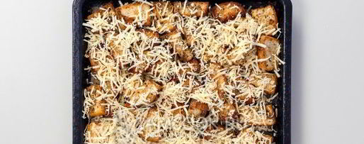 Шаг 8: сухариков с сыром в духовке