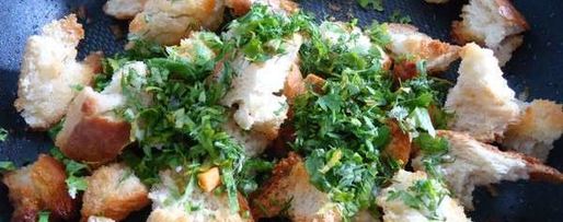 Шаг 1: сухариков с зеленью