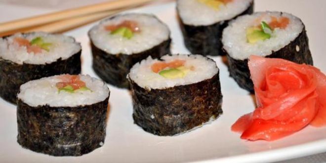 Рецепт маков суши с лососем и авокадо