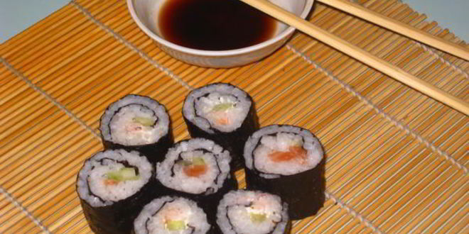 Рецепт маков суши с лососем и авокадо