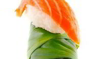 Рецепт Суш из лосося в листьях свеклы