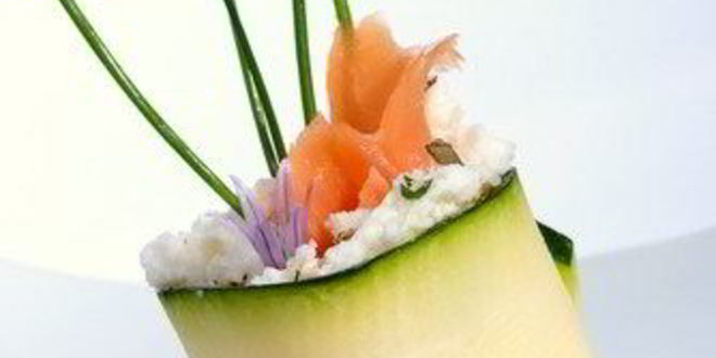 Рецепт суш из цукини с лососем и укропным соусом