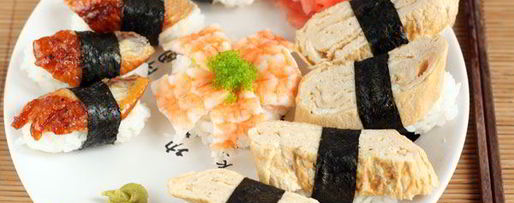 Шаг 9: суш с креветкой, угрем и омлетом