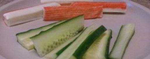 Шаг 1: суш с огурцом и крабовыми палочками