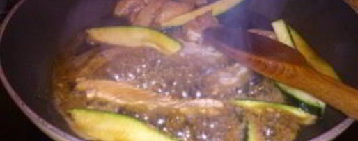 Шаг 2: суш с огурцом и крабовыми палочками