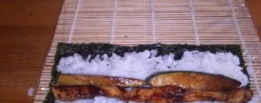 Шаг 3: суш с огурцом и крабовыми палочками