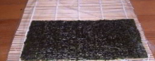 Шаг 4: суш с огурцом и крабовыми палочками