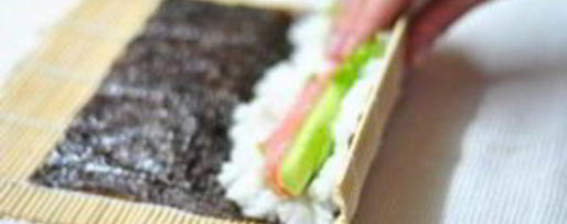 Шаг 4: суш с семгой и огурцом