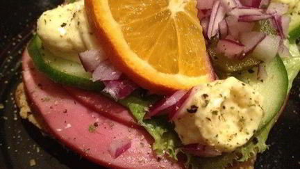 Рецепт Датского открытого сэндвича с паштетом и салями