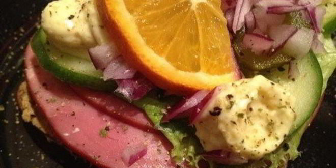 Рецепт датского открытого сэндвича с паштетом и салями