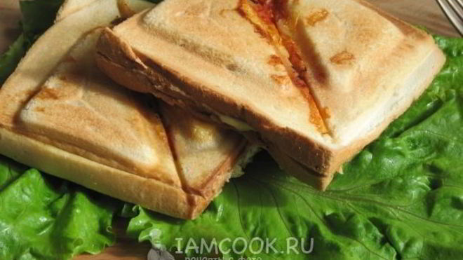 Рецепт Горячих сэндвичей с колбасой, сыром и помидорами