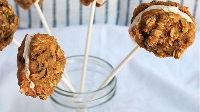 Рецепт Мини-сэндвичей с овсяным печеньем и коричным мороженым на палочке