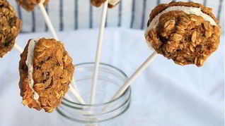 Рецепт Мини-сэндвичей с овсяным печеньем и коричным мороженым на палочке