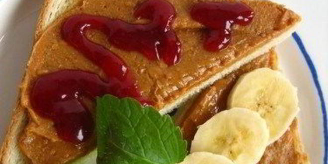 Рецепт сладких сэндвичей с арахисом, клубникой и бананом