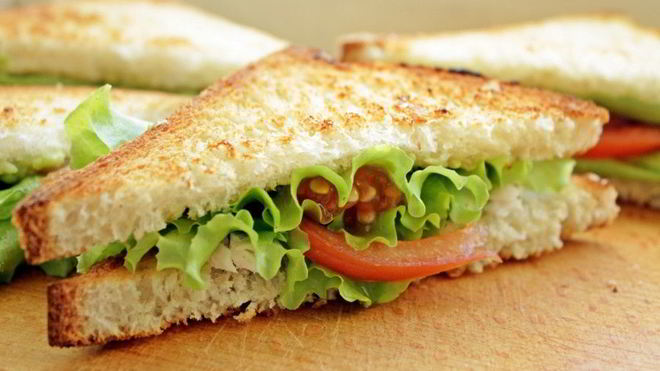 Рецепт Сэндвича с курицей, помидорами и авокадоз