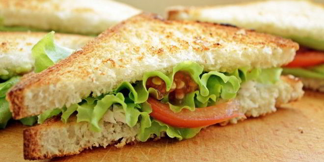 Рецепт сэндвича с курицей, помидорами и авокадоз