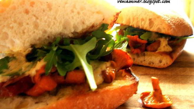 Рецепт Сэндвича с лисичками, краковской колбасой и розмарином