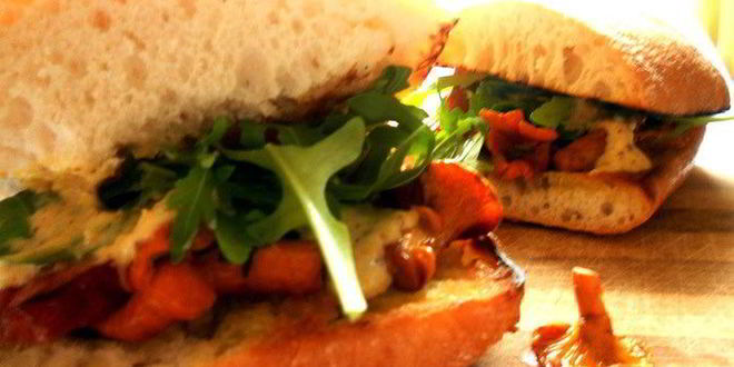 Рецепт сэндвича с лисичками, краковской колбасой и розмарином