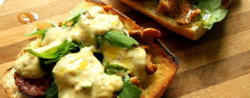 Шаг 3: сэндвича с лисичками, краковской колбасой и розмарином