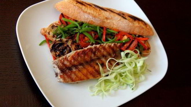 Рецепт Сэндвича с макрелевым тунцом и овощами, обжаренными на гриле