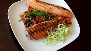 Рецепт Сэндвича с макрелевым тунцом и овощами, обжаренными на гриле