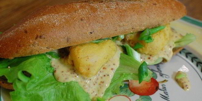 Рецепт сэндвича с рыбой в кляре и листьями салата