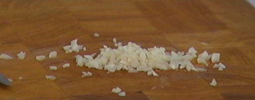 Шаг 2: сэндвича с рыбой в кляре и листьями салата