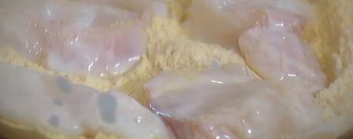 Шаг 5: сэндвича с рыбой в кляре и листьями салата