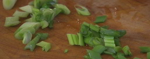 Шаг 7: сэндвича с рыбой в кляре и листьями салата